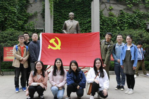 党员们在中共代表团梅园新村纪念馆内周恩来雕塑处留念.jpg