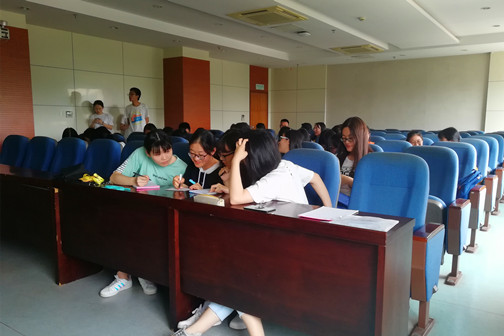 队员讨论.jpg 队员讨论.jpg