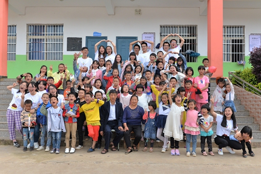 志愿者与学生合影_副本.jpg